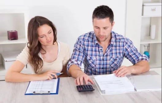 "Segredos para construir um futuro financeiro sólido juntos após o casamento"