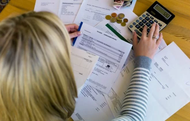 Saiba como sair das dívidas ganhando pouco