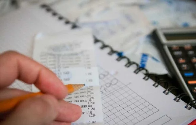 Confira despesas para cortar e economizar no final do mês