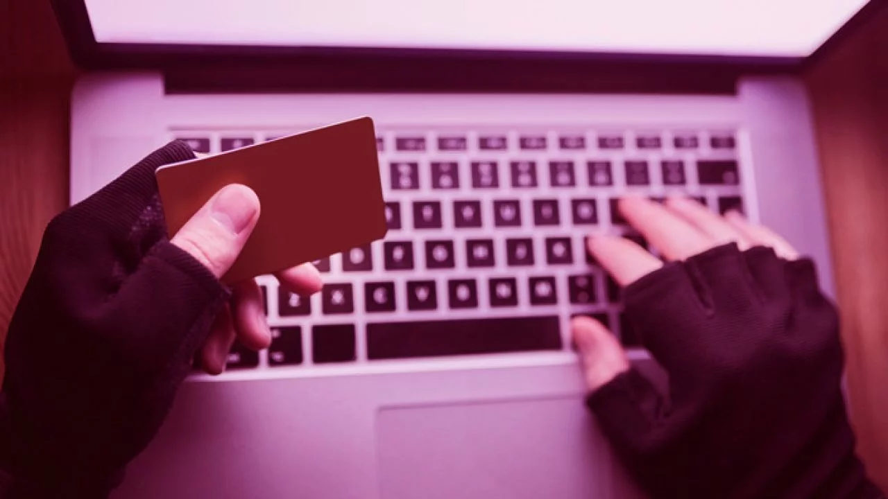 Cartão clonado: saiba o que fazer neste tipo de fraude. 