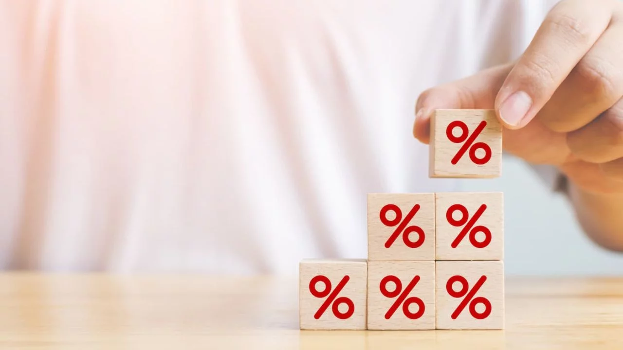 Juros do cartão rotativo chega a 430,5% ao ano! Saiba como não cair neles. 