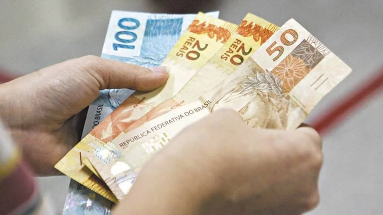 Governo antecipa pagamento do 13º salário: Confira quem recebe.