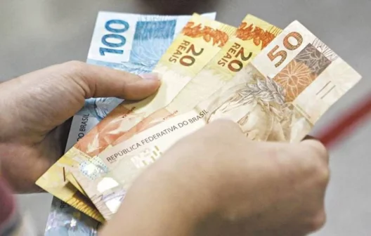 "Grande notícia: Governo antecipa 13º salário! Descubra se você está na lista dos beneficiados."