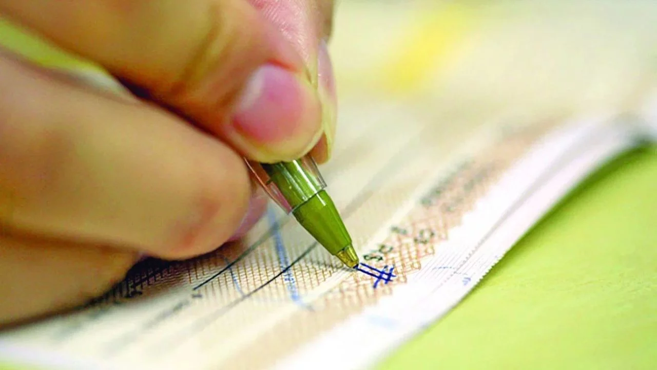 Cheques vão mudar. Confira o que será diferente no tradicional método de pagamento. 