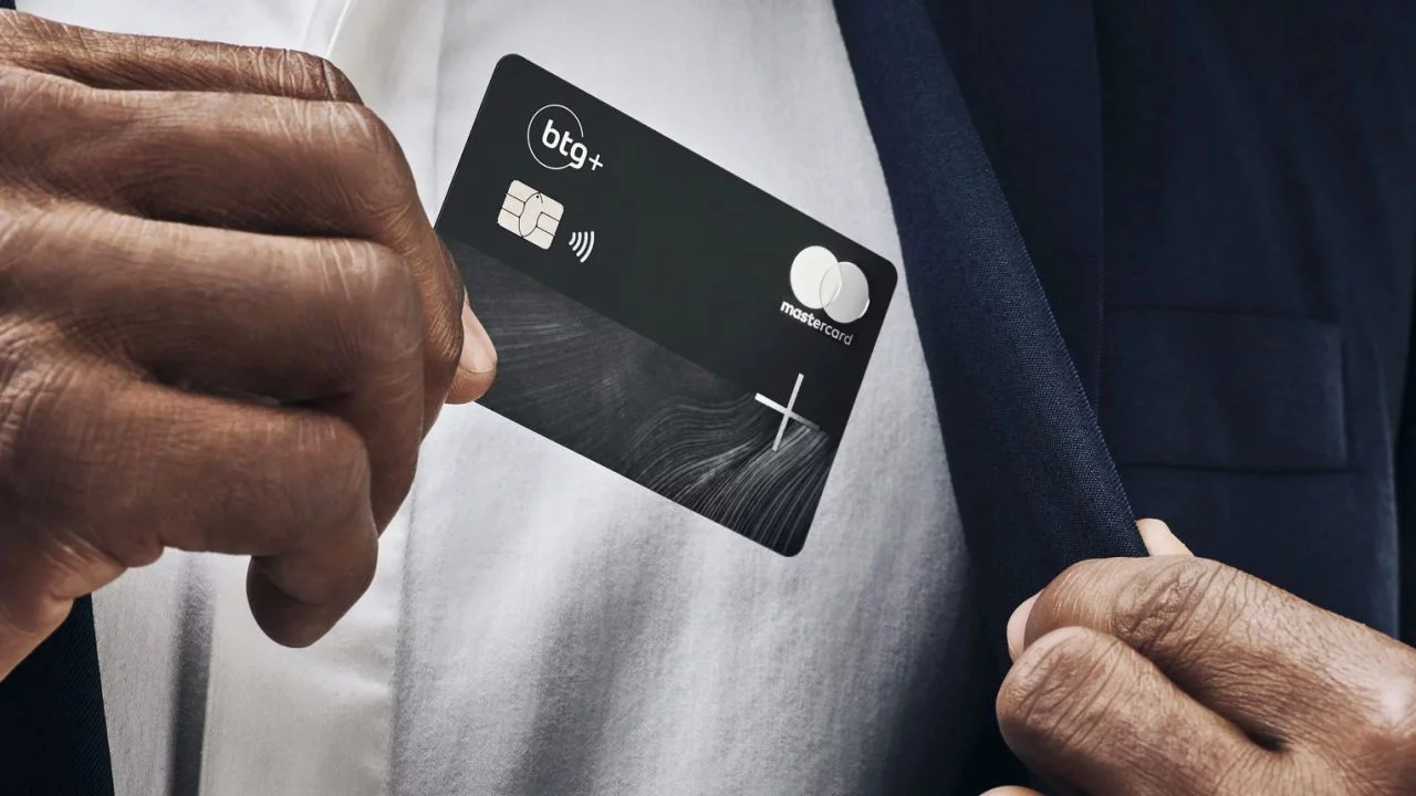 BTG oferece cartão Black com anuidade zero e cashback