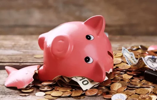 "Cidadãos brasileiros têm até o final do mês para resgatar dinheiro da Poupança. Descubra se você tem direito!"