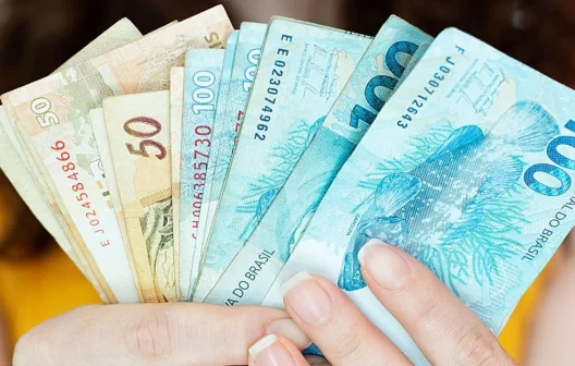 "Governo corta taxas de juros em empréstimos consignados, beneficiando a população"