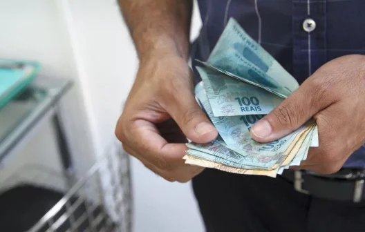 "Descubra quanto vai aumentar o salário-mínimo! Confira as projeções e prepare-se para a mudança."