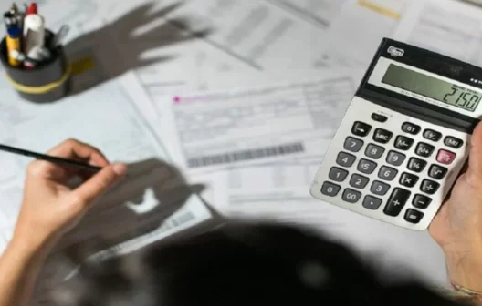 "Receita Federal surpreende com número recorde de declarações na malha fina do Imposto de Renda 2023"