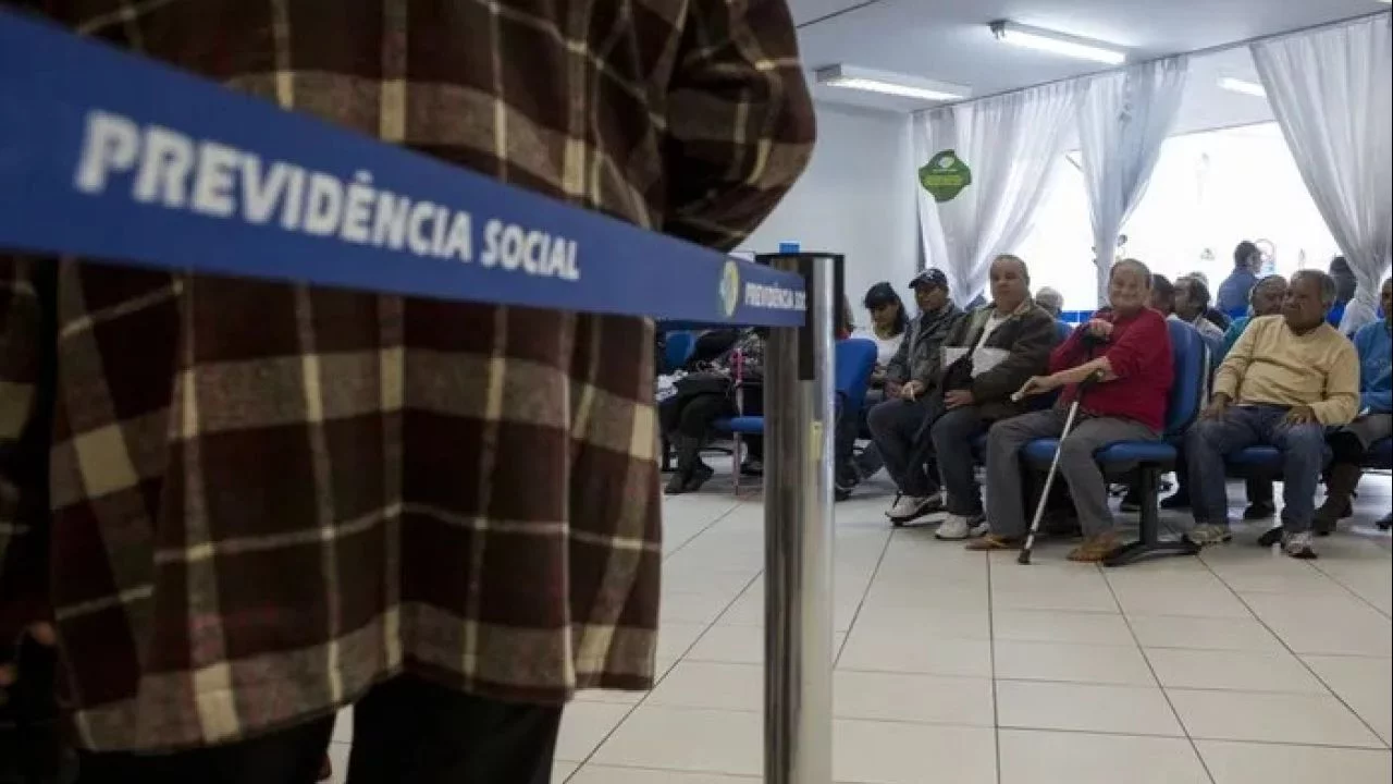 INSS começa a fazer contato para diminuir fila de espera