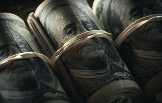 "Aproveite a baixa do dólar: descubra 4 oportunidades de investimento imperdíveis!"