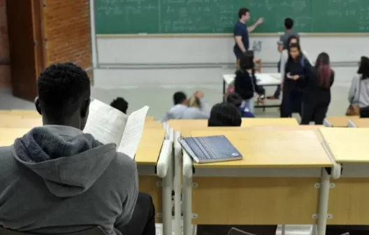 "Governo lança programa inovador de incentivo financeiro para estudantes do ensino médio"