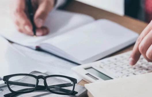 "Inicie o ano com as finanças em ordem: dicas para se livrar das dívidas!"