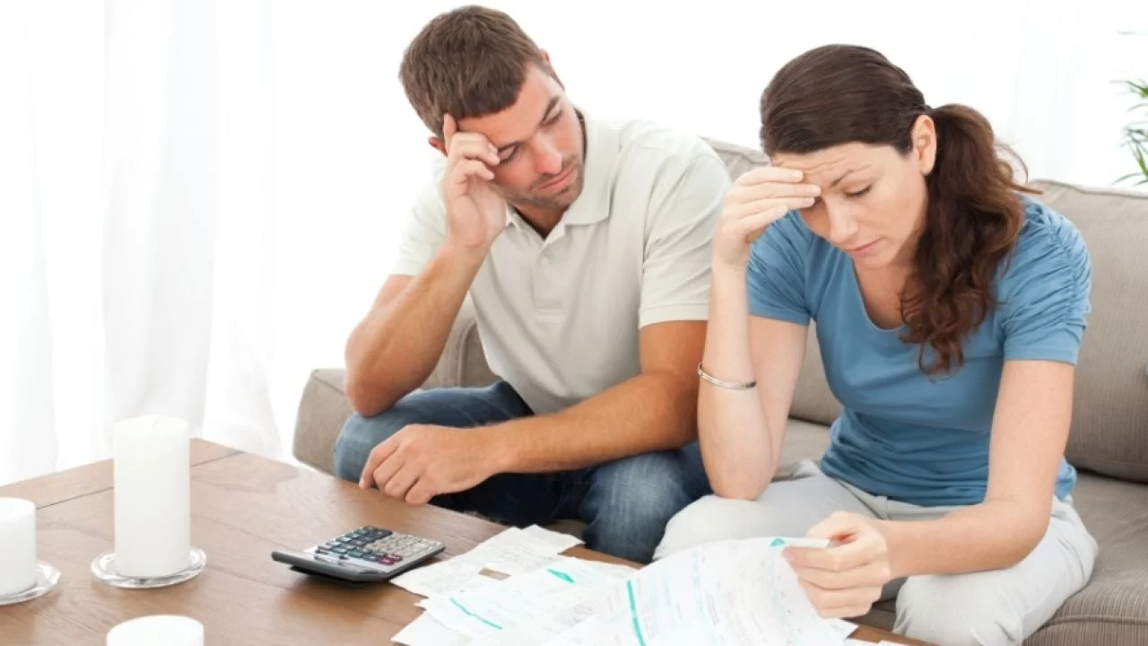 Como pagar grandes dívidas com orçamento apertado?