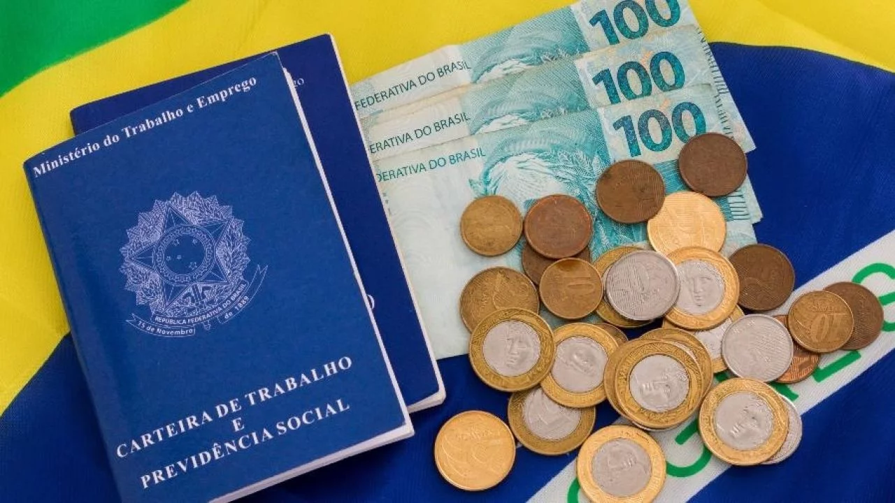 Manter o dinheiro no FGTS vale a pena? Saiba quanto ele rende