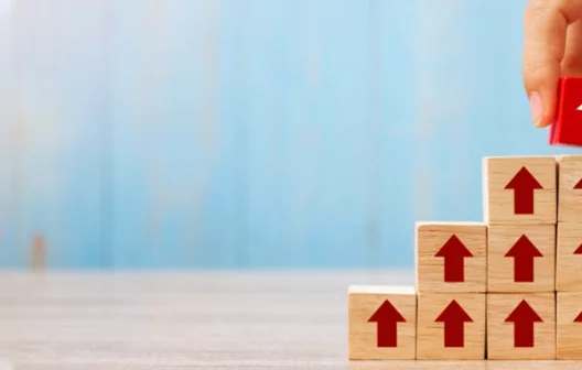 "Descubra o caminho certo para o sucesso financeiro da sua empresa: investir ou tomar empréstimo?"